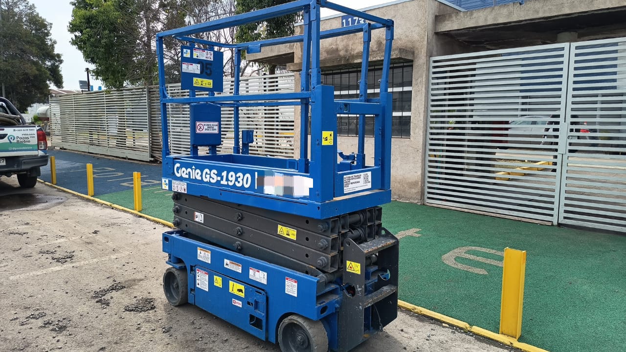 Alzahombre de tijera ofrecido en arriendo de 10 metros