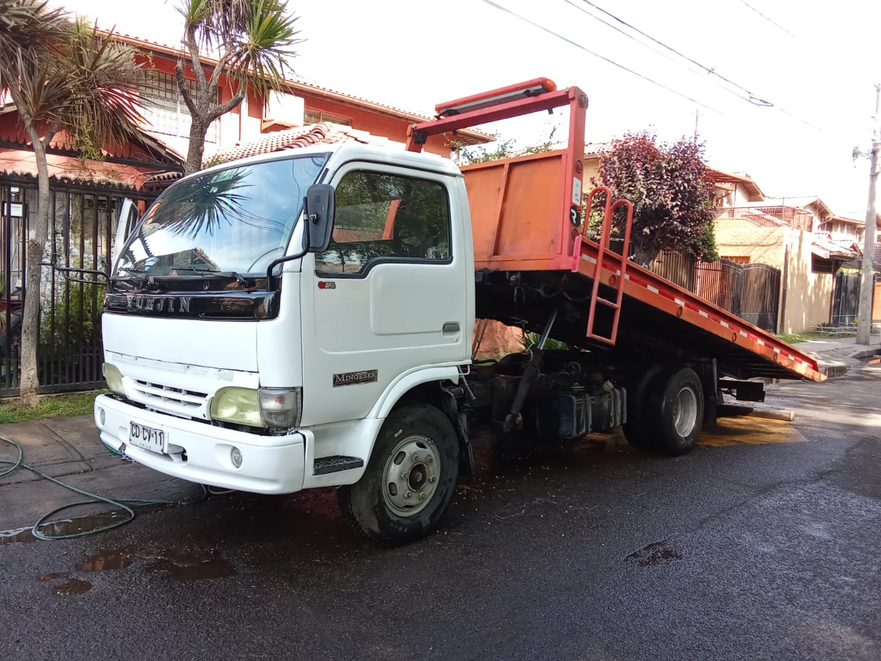 Camión con plataforma hidráulica